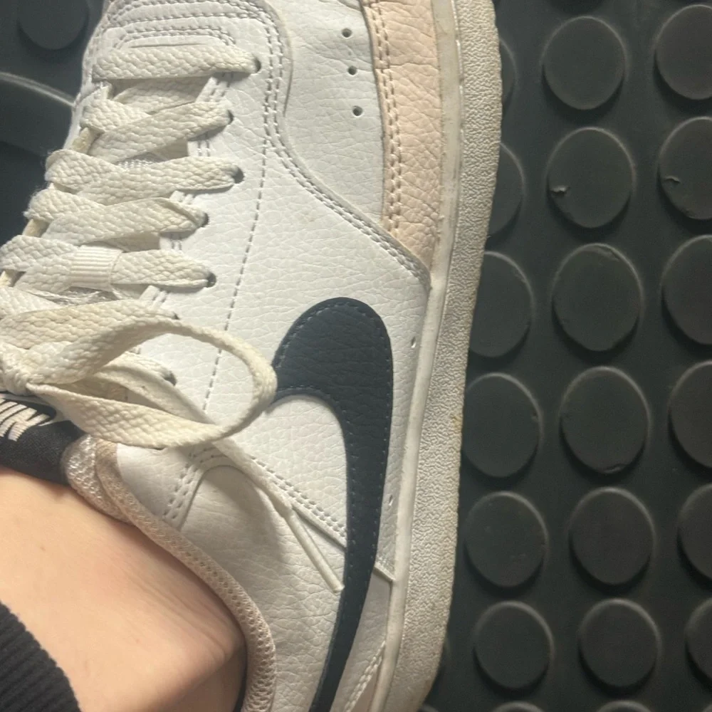 Nike Women's White Sneakers 8,5